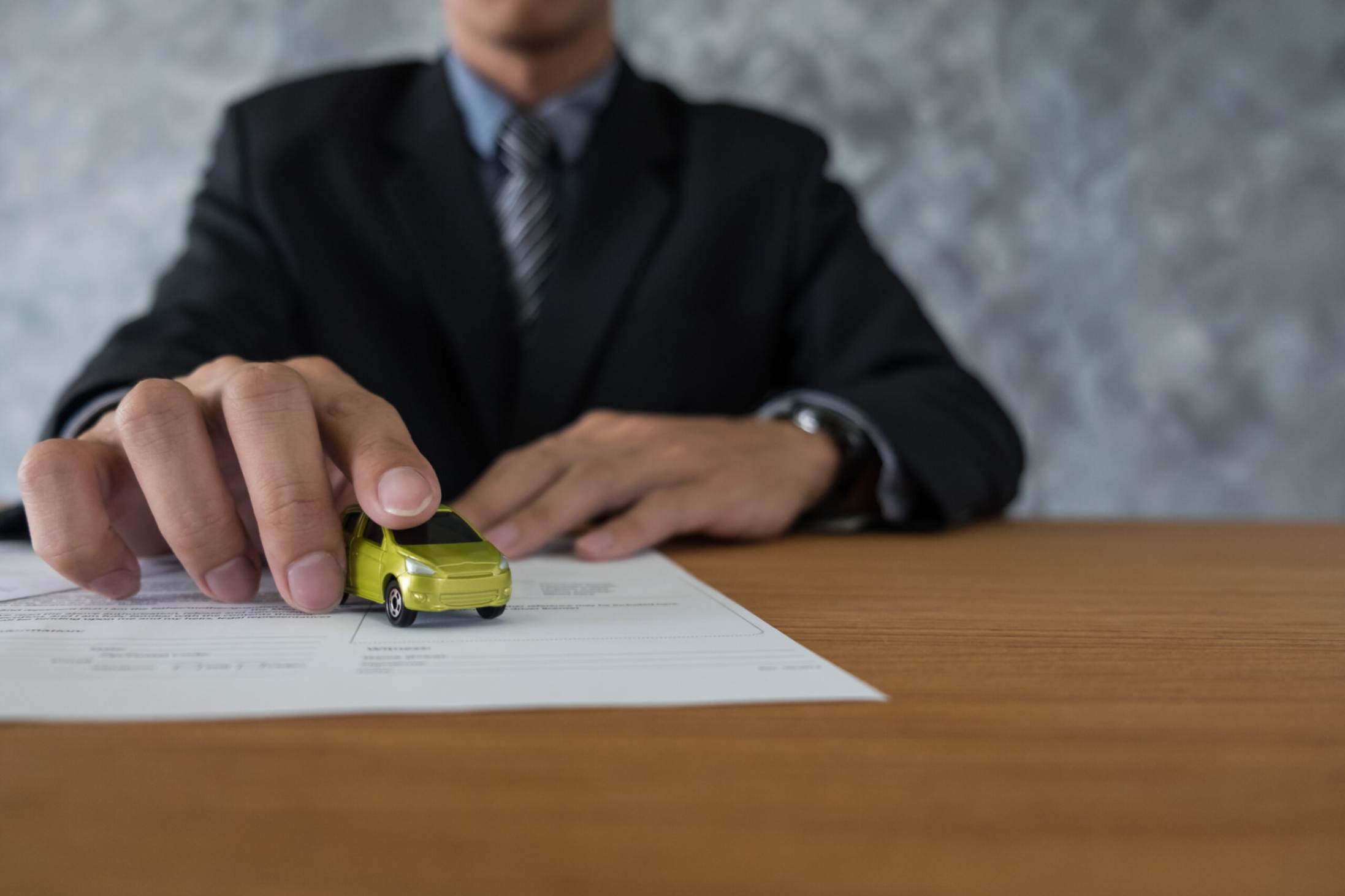 customer and salesman with car key